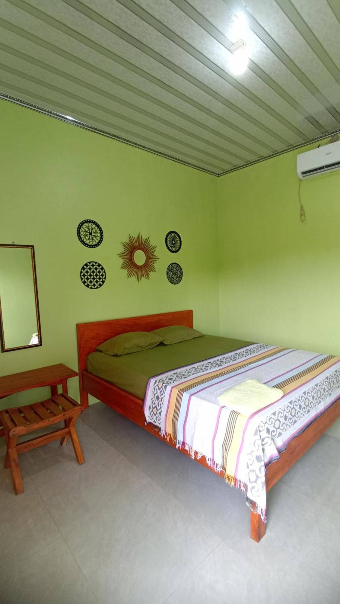 Loyal Friend Hostel Karimunjawa Exteriör bild